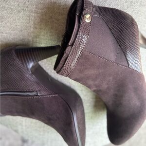 NWOT Karen Scott SZ 8.5M Brown Faux Suede Ankle Boots Booties Heel Boots Zipper
